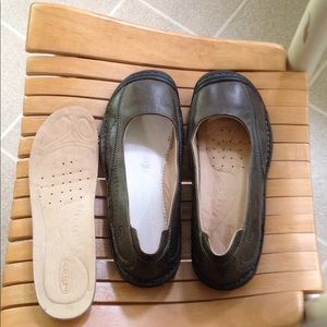 Keen leather flats